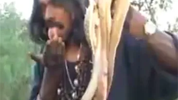 VIDEO Au curaj să-l priveşti? Uite cu ce poftă nebună mănâncă acest indian serpi vii