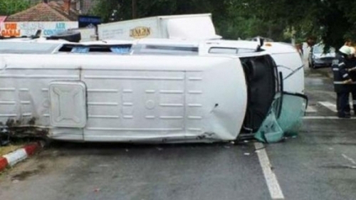 Un microbuz s-a rasturnat in apropiere de Slatina, 12 persoane au ajuns la spital. Afla in ce stare sunt