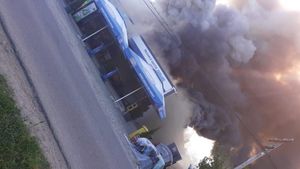 Incendiu puternic în Argeș! Un magazin a fost înghițit de flăcări uriașe. 10 butelii riscau să explodeze