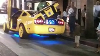 VIDEO monumental! O gasca de cocalari moldoveni face prapad in Las Vegas - Uite-i cum merg cu berile dupa ei pe strada si cum circula cu muzica data la maximum in masina