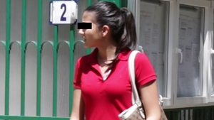 Fuste scurte si crapate, decolteuri deocheate! Asa au aparut elevele de-a “doispea” in salile de examen la primul oral de la BAC
