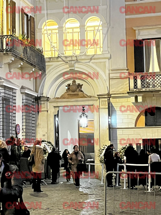Italienii îi aduc un ultim omagiu lui Valentino Garavani. Coadă la capela unde a fost depus trupul creatorului de modă