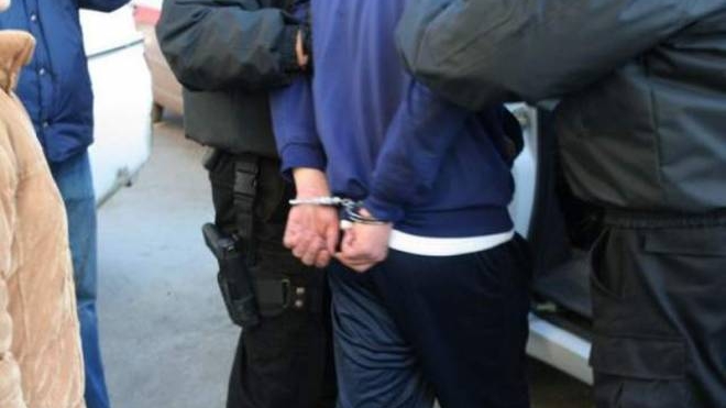 Polițiști bătuți cu furca și amenințați cu moartea în Prahova