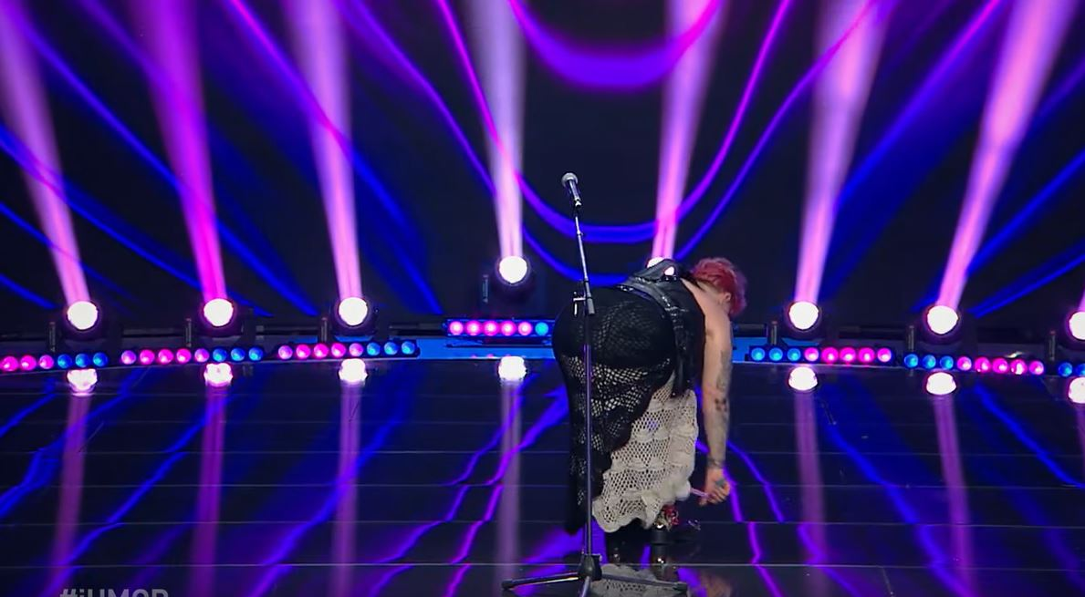 Scene halucinante la iUmor! Violeta Niculae a renunțat la lenjerie, și-a introdus o trompetă în zona intimă și a cântat. Jurații au fost uimiți: “Nu există așa ceva pe Pământ!”