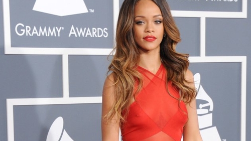 La 4 ani după ce Chris Brown a snopit-o în bătaie, Rihanna a venit cu el la Grammy! Uite ce rochie transparentă a avut