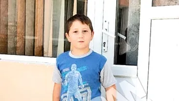 Parintii baiatului care a supravietuit miraculos dupa ce a cazut in put in 2007 au acoperit groapa groazei. Se joaca in locul unde era sa moara ingropat de viu