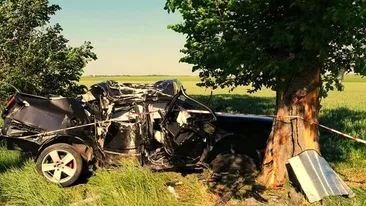 Moarte suspectă în Teleorman! Cum l-au găsit polițiștii pe un tânăr într-o mașină distrusă complet după ce s-a izbit de un copac