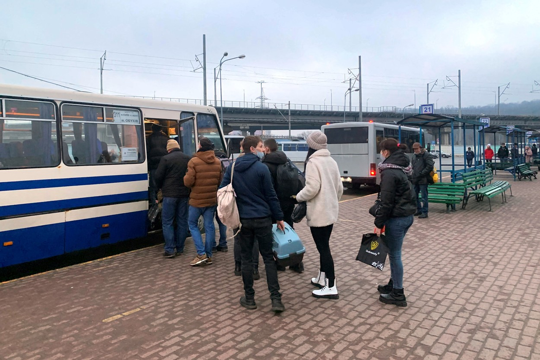 Autobuzele sunt pline în Kiev, în dimineața zilei de 24 februarie 2022. (Sursa foto: profimedia.ro)