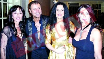 Nadia Comaneci si-a ales patru rochii din colectie