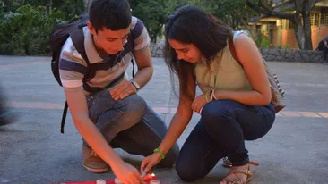 Este ziua internațională a lumânărilor aprinse în memoria victimelor răpuse de virusul HIV-SIDA