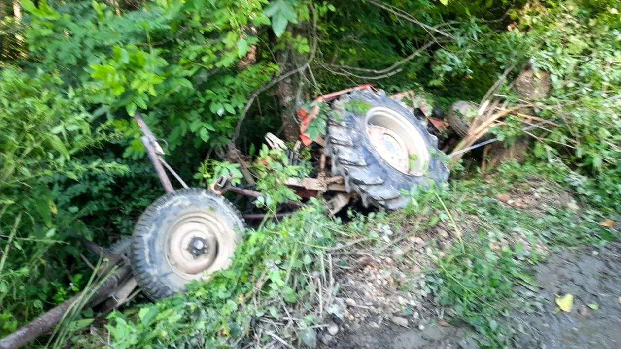 Sfârșit tragic! S-a răsturnat cu tractorul și a rămas prins sub utilaj