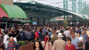 „Noi nu suntem cu droguri...“ Intervenţie bizară într-o piaţă din Târgu Jiu, printre câteva bătrânele care vând zarzavaturi
