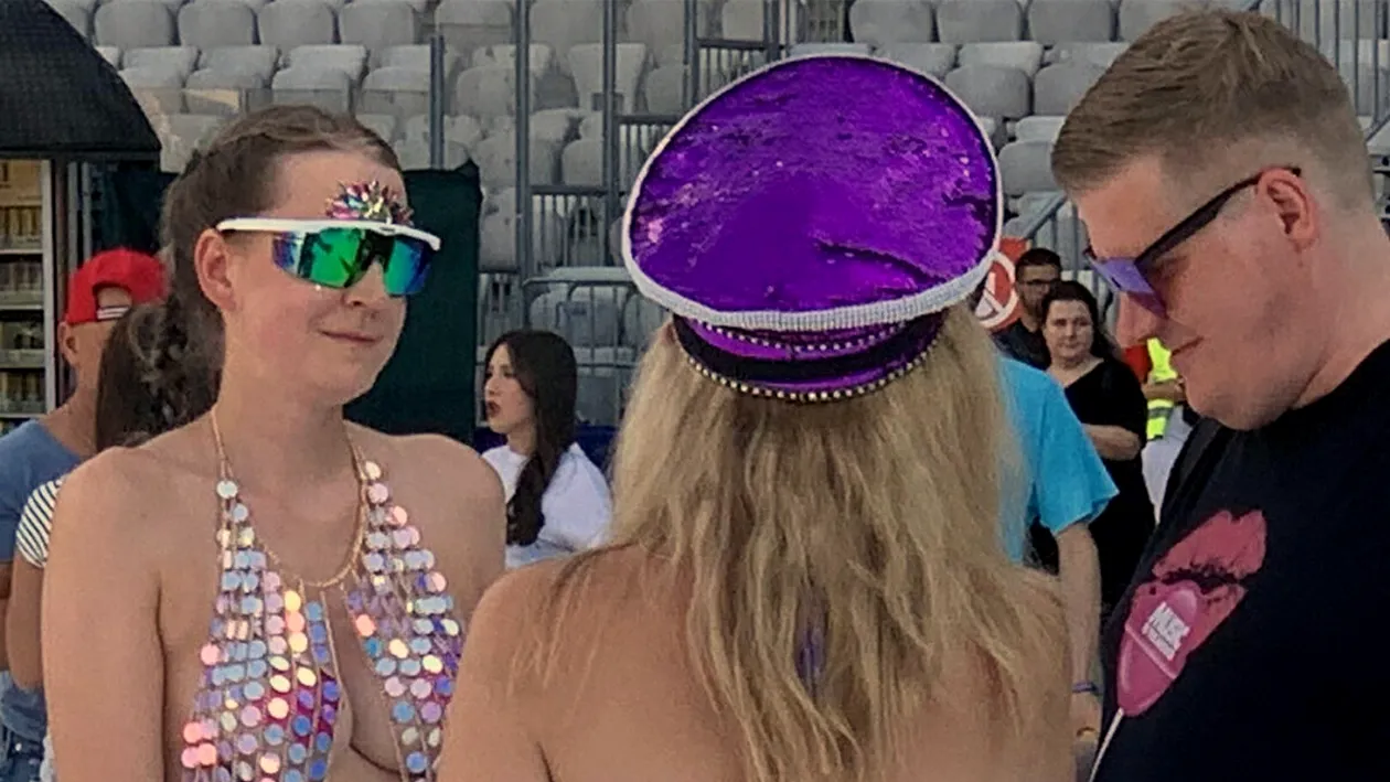 Cum au putut să vină îmbrăcate aceste două turiste olandeze la deschiderea festivalului Untold din Cluj. Oamenii au crezut că nu văd bine!