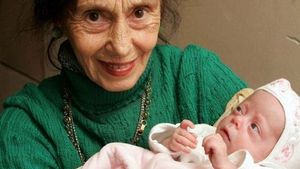 Fiica Adrianei Iliescu este la sfârșitul clasei a X-a. Cum arată acum copila femeii care a născut la 66 de ani