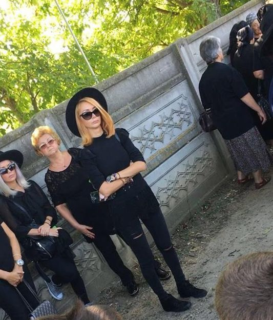 Surorile Bambi au venit alături de mama lor, pentru a-l conduce pe ultimul drum pe duhovnicul lor