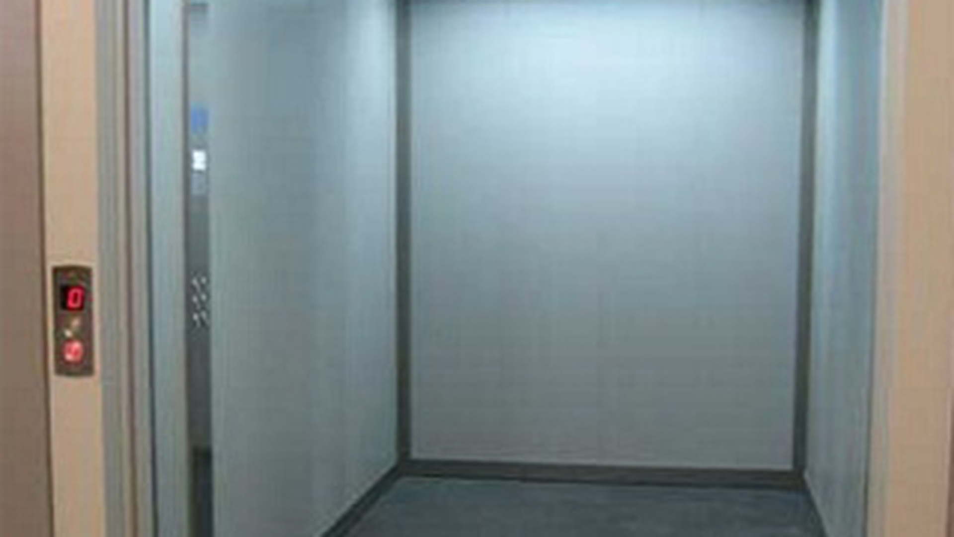 O eleva din Pitesti a fost violata in lift in timp ce se intorcea de la scoala