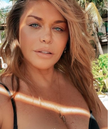Loredana Groza le dă peste nas răutăcioșilor! Cum arată artista, de fapt, fără niciun strop de machiaj. FOTO