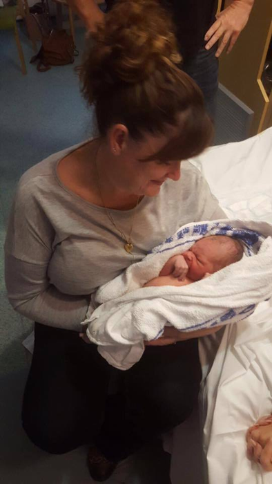 Claire Hutchins şi Beau Thompson i-au pus numele copilului lor Jaxx. Sursa foto: Facebook