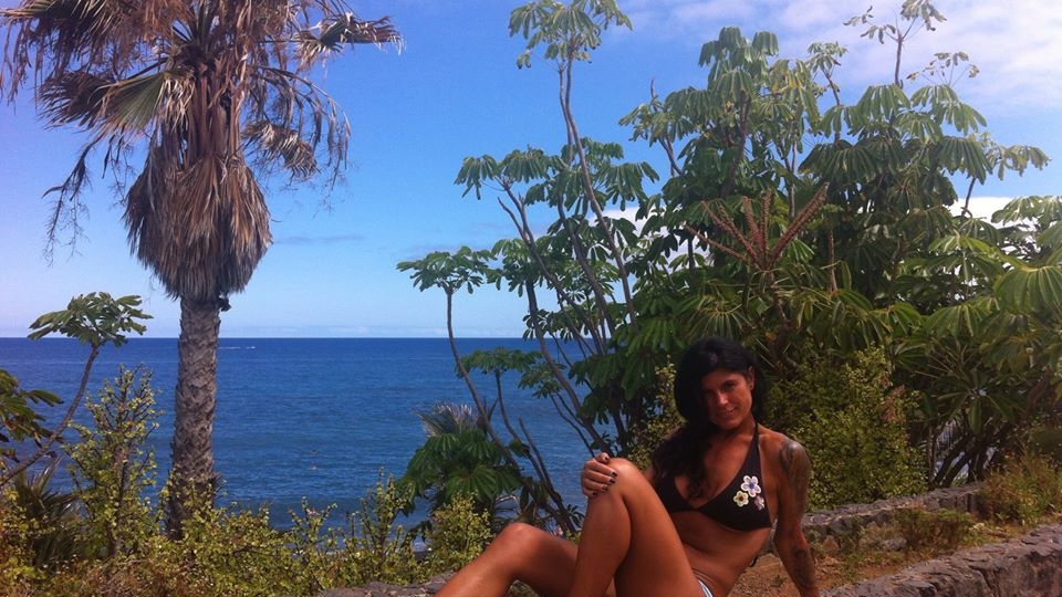Antrenoarea tatuata a lui Marcel Toader, sexy in costum de baie! Uite ce poze indraznete si-a facut la mare!