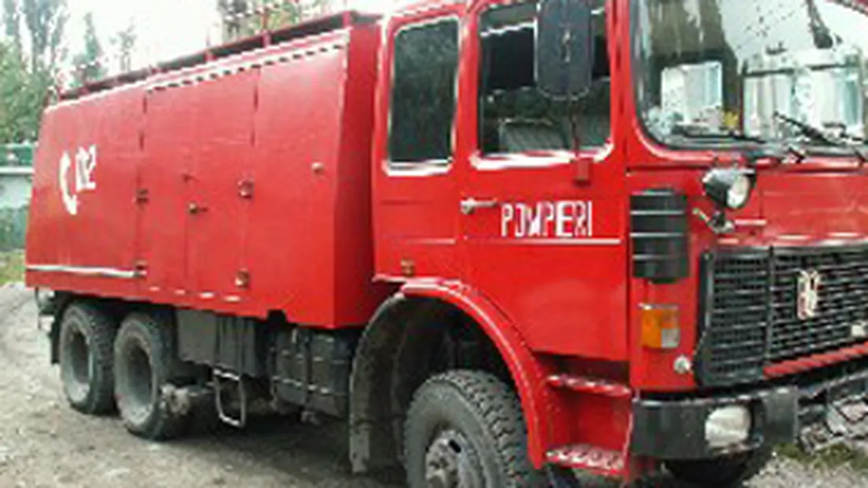 Doua case au ars in localitatea Slatina! O femeie s-a intoxicat cu fum