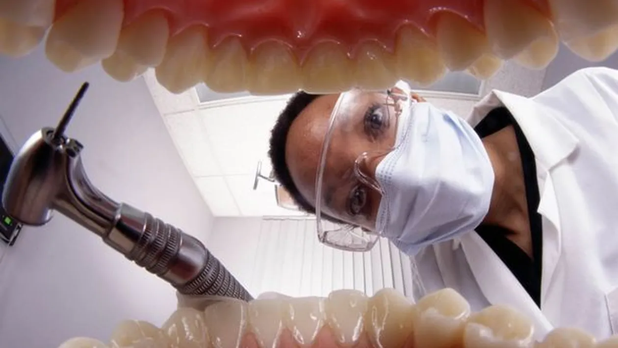 Cosmarul fiecarui pacient: unui dentist i s-a blocat freza, i-a cazut pe gatul unei femei si s-a impotmolit in plamanii acesteia