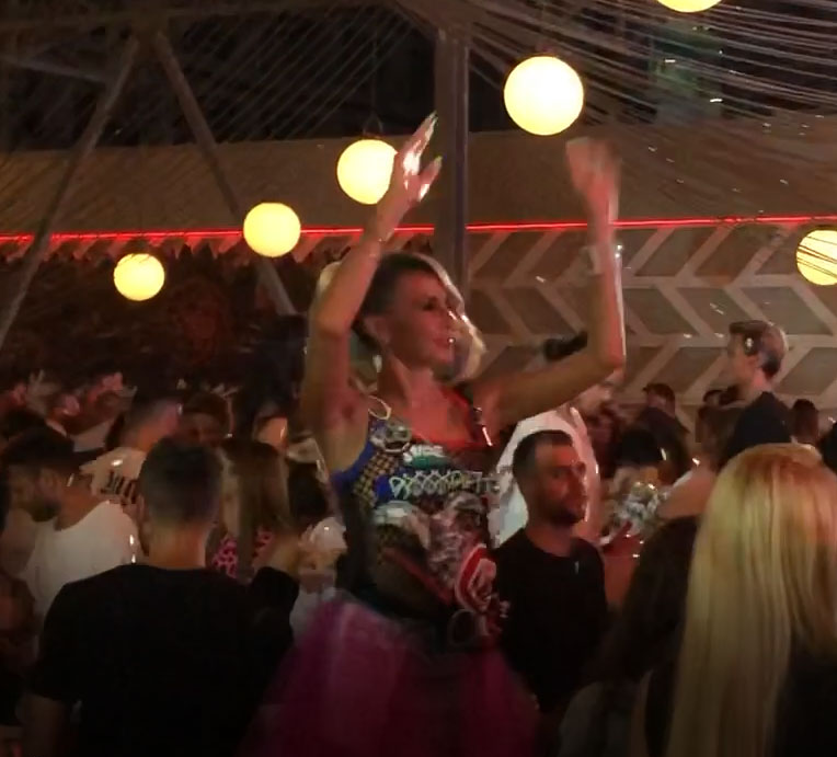Crina Abrudan s-a distrat până dimineața la LOFT