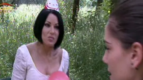 Simona Trasca si Roxana Marinescu au sarbatorit 50 de ani de silicoane! Uite cum s-au distrat cu baloane in parc!