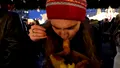 Câți bani a plătit această turistă din Canada, pentru 5 sarmale, la Târgul de Crăciun din București. Cum a reacționat când a luat prima îmbucătură