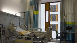 Râsul curcilor. Un pensionar din Huși s-a trezit fără pantofi, la externarea din spital. Ce s-a descoperit pe camerele de supraveghere