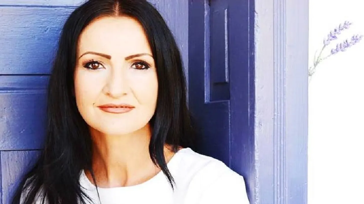 FOTO / Ea e Prinţesa Lavandei din România. Tânăra şi-a creat singură ţinutul mov în inima Transilvaniei, iar imaginile îţi taie respiraţia