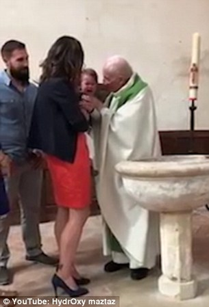 VIDEO | Un preot a lovit un bebeluș în timpul unei ceremonii de botez, pentru a-l opri din plâns