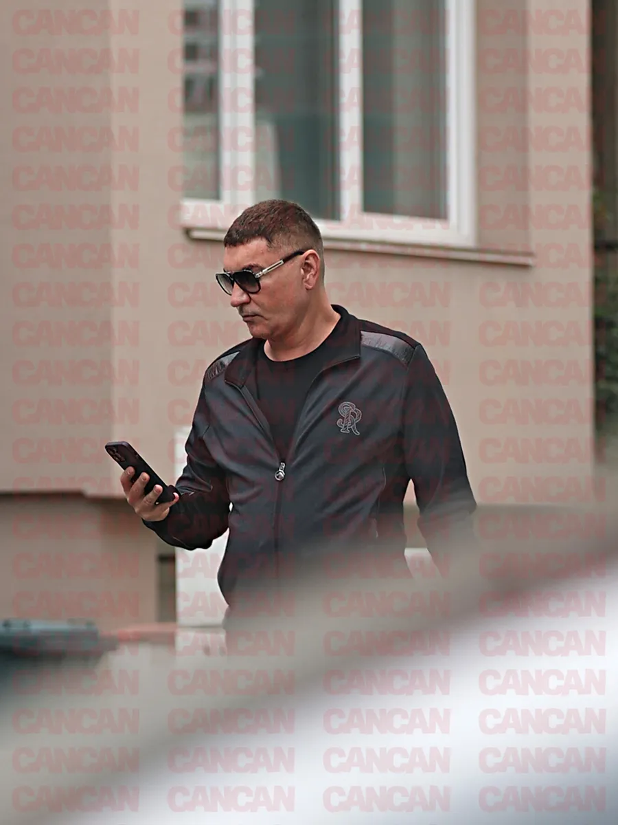 Cristian Borcea își verifică telefonul