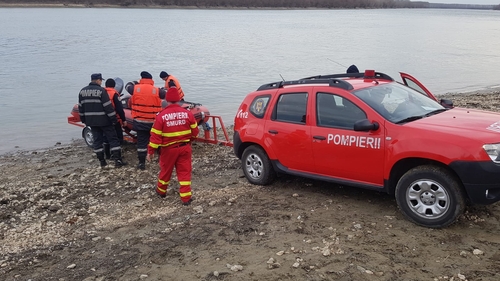 Căutări disperate în Ialomița. Patru bărbați s-au răsturnat cu barca în brațul Borcea. Doi sunt de negăsit