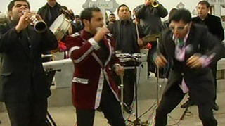 VIDEO Florin Salam a dat recital la o inmormantare de interlopi! "Sunt Salam adevaratu', prieten cu decedatu! La nunta venim cu plicu' iar aici venim cu dricu"