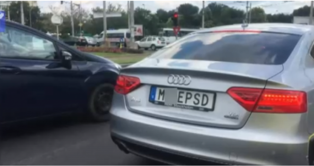 Mircea Badea, despre șoferul mașinii cu mesaj anti-PSD. “Mi se pare penibil cum s-au comportat milițienii cu el! Dacă era Ilie Năstase, îl rupeau cu bătaia!”