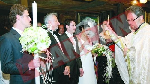 Au aruncat confetti din avioane la nunta fiicei lui Iovan