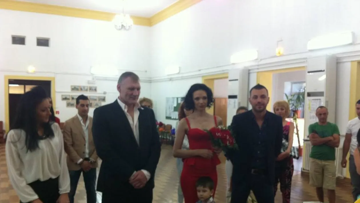 Tolea a facut-o din nou! Luptatorul s-a casatorit cu un iepuras Playboy la care au poftit mii de barbati!