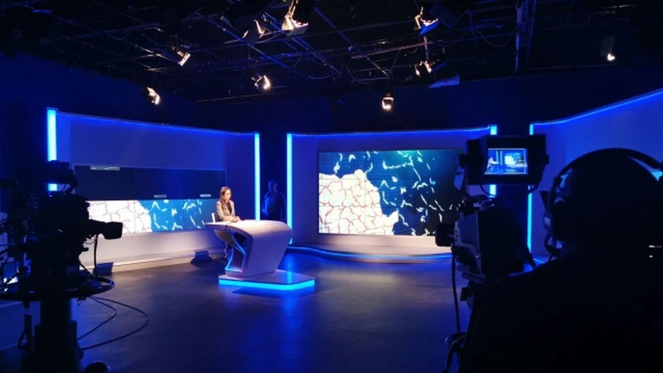 Ce face știrista TVR bătută cu brutalitate de soț și propriul tată. Televiziunea nu mai e o prioritate pentru Dana Războiu