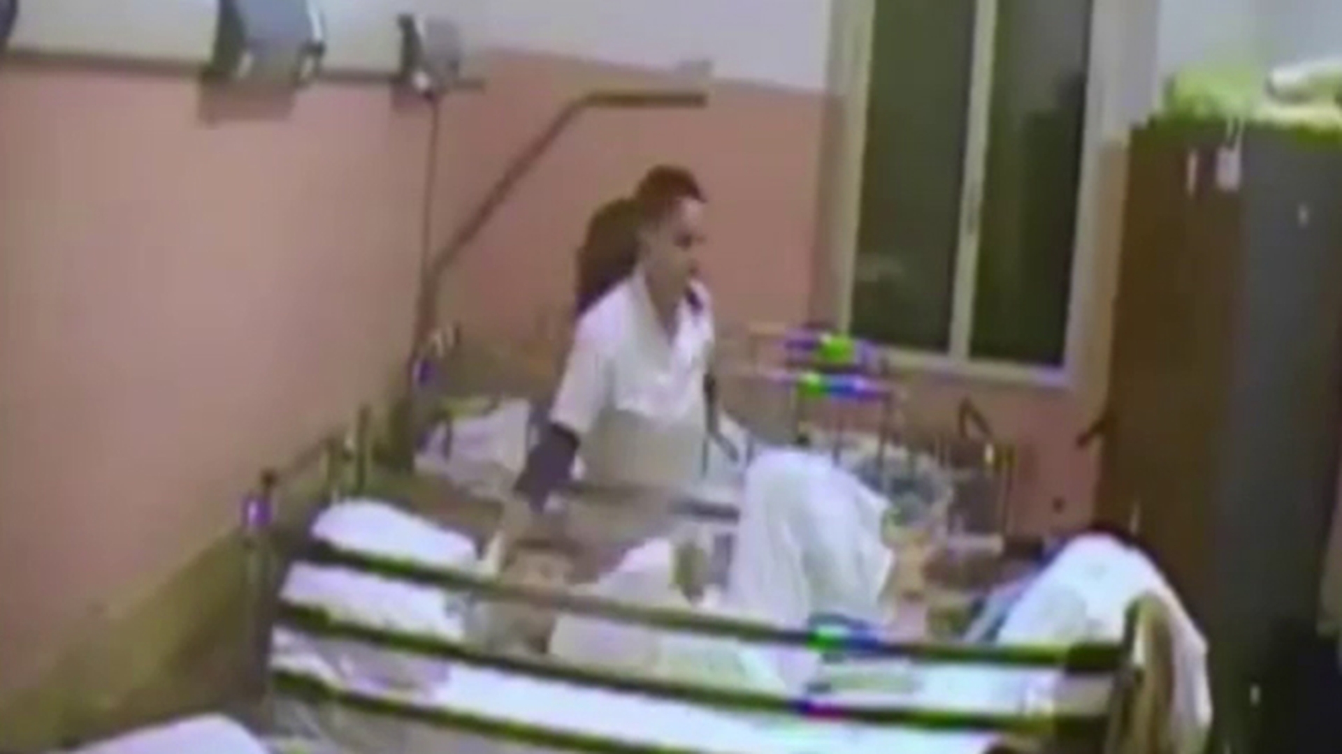 Vezi imagini socante cu batrani bolnavi maltratati intr-un alt azil din Italia! Secretara lui Ceausescu a copiat la indigo comportamentul unei alte romance!