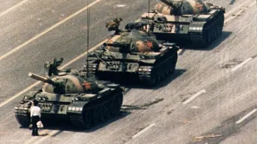 A murit Charlie Cole, jurnalistul care a realizat celebra fotografie Omul din Piața Tiananmen