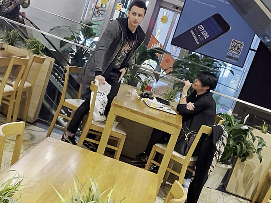 Patrizia Paglieri și fiul ei, Francesco, au dat o tură de mall, finalizată la restaurant