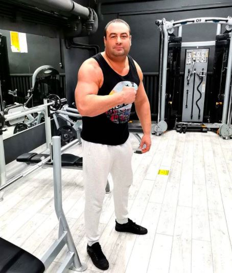 Bebino a încins grătarul în curtea casei în care s-a mutat de curând. Bodyguardul VIP-urilor i-a fost invitat