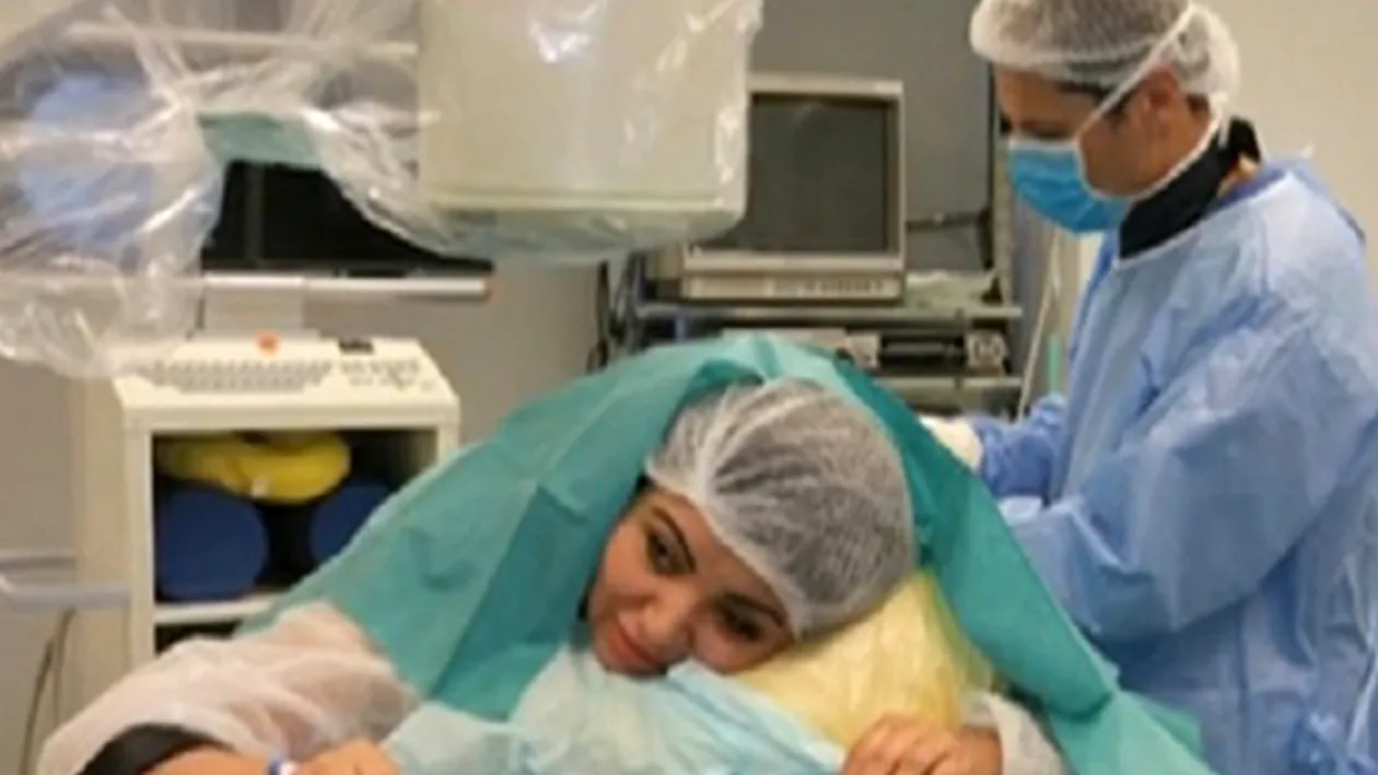 ADRIANA BAHMUŢEANU a ajuns pe masa de operaţie! Este prima pacientă din România care a fost supusă acestei intervenţii