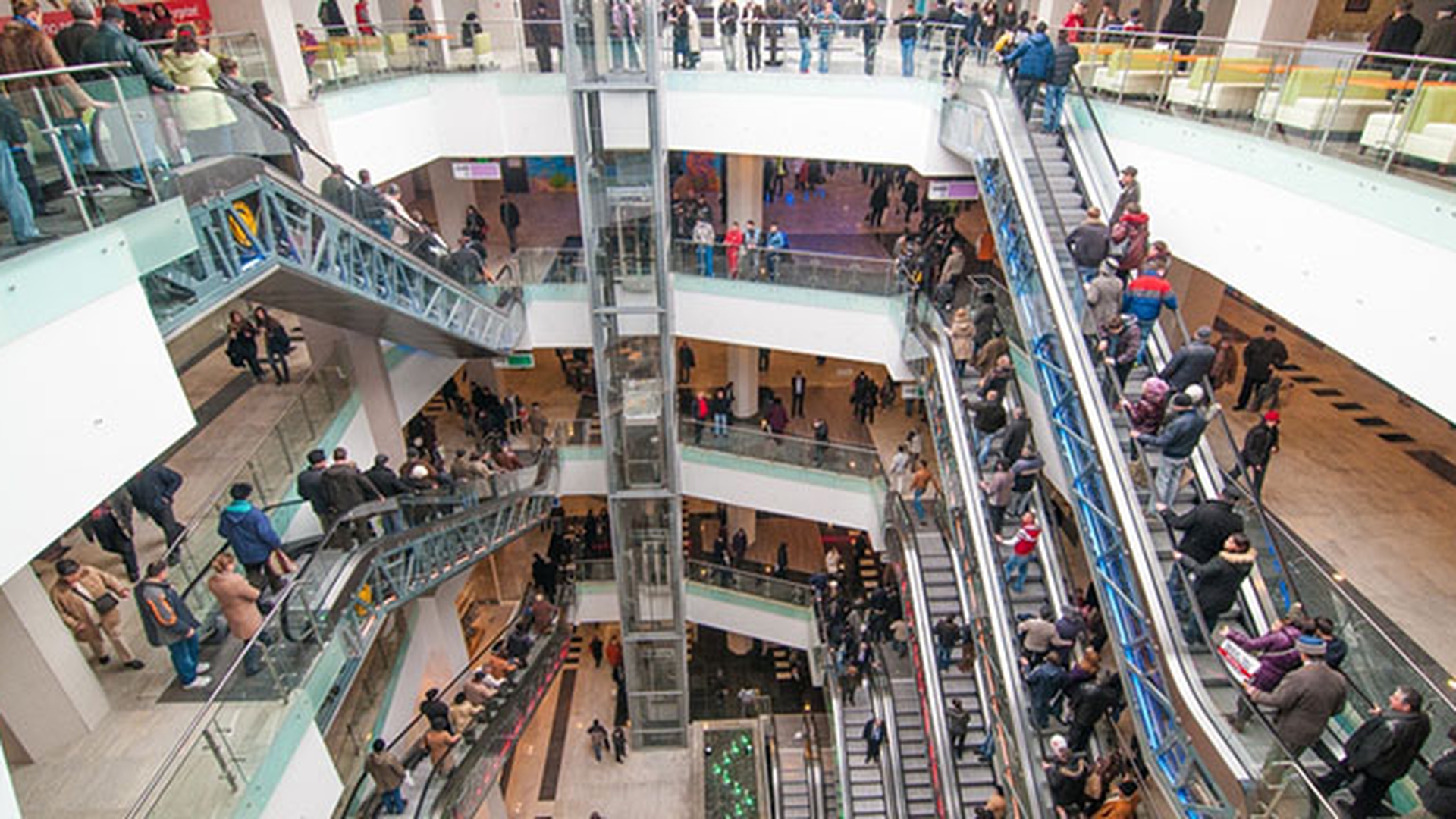 S-au inchis in baia unui mall si au intretinut relatii sexuale! Totul s-a intamplat in Botosani! Jandarmeria a intervenit!
