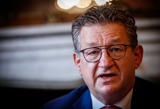 Primarul din Bruges a fost înjunghiat în gât, în centrul orașului! Atacatorul a reușit să fugă, dar a fost prins de oamenii legii