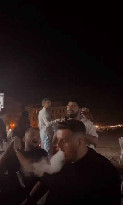 Karmen, apariție sexy și senzuală într-un club din Mamaia! Într-o rochie mulată și foarte scurtă, a fost filmată când și-a atins soțul în zona intimă