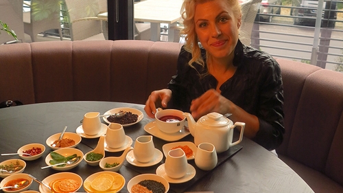 Amna bea un ceai-minune din 20 de ingrediente! Vrea sa aibă o voce perfectă pentru turneul din America Latină!