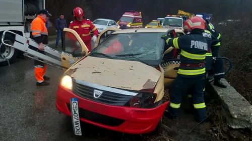 Circulație închisă între Reșița și Bocșa în urma unui accident violent