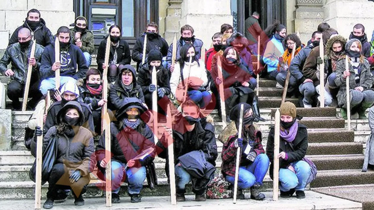 Protest cu tepe in maini