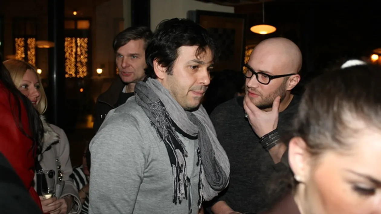 Cand Delia nu e acasa, Razvan joaca... prin cafenele si cluburi! Iar partener ii este cineva care a impartit patul cu sotia lui